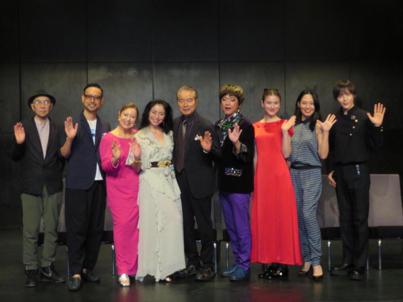 勝野劇団公演VOL11「すなっく　ラ・ボエーム～愛されるより、愛せよ～」制作発表に出席した、左から高橋征男氏、洋輔、キャシー中島、勝野雅奈恵、勝野洋、ななめ45℃岡安章介、藤本リリー、大滝樹、塩澤英真（撮影・村上幸将）