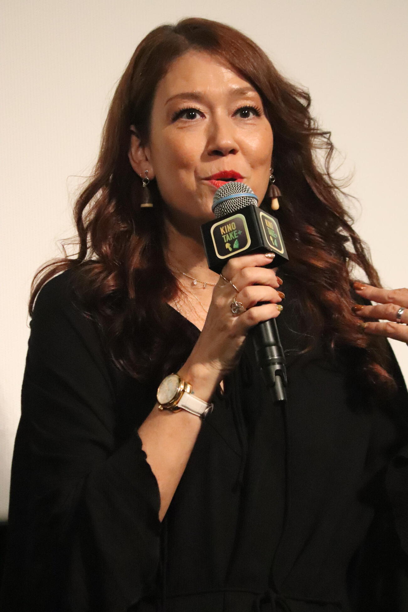 「KINOTAKE＋」完成披露試写食会に、「たけのこの里」「きのこの山」のピアスを付けて出席したLiLiCo