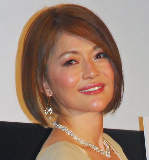 青田典子がイメチェン、夫・玉置浩二と“お揃いヘア”姿で２ショット
