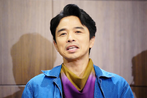 井ノ原快彦、愛用歴30年　20歳で購入のマイギターを主演舞台で使用「ぶつけちゃいけない…」