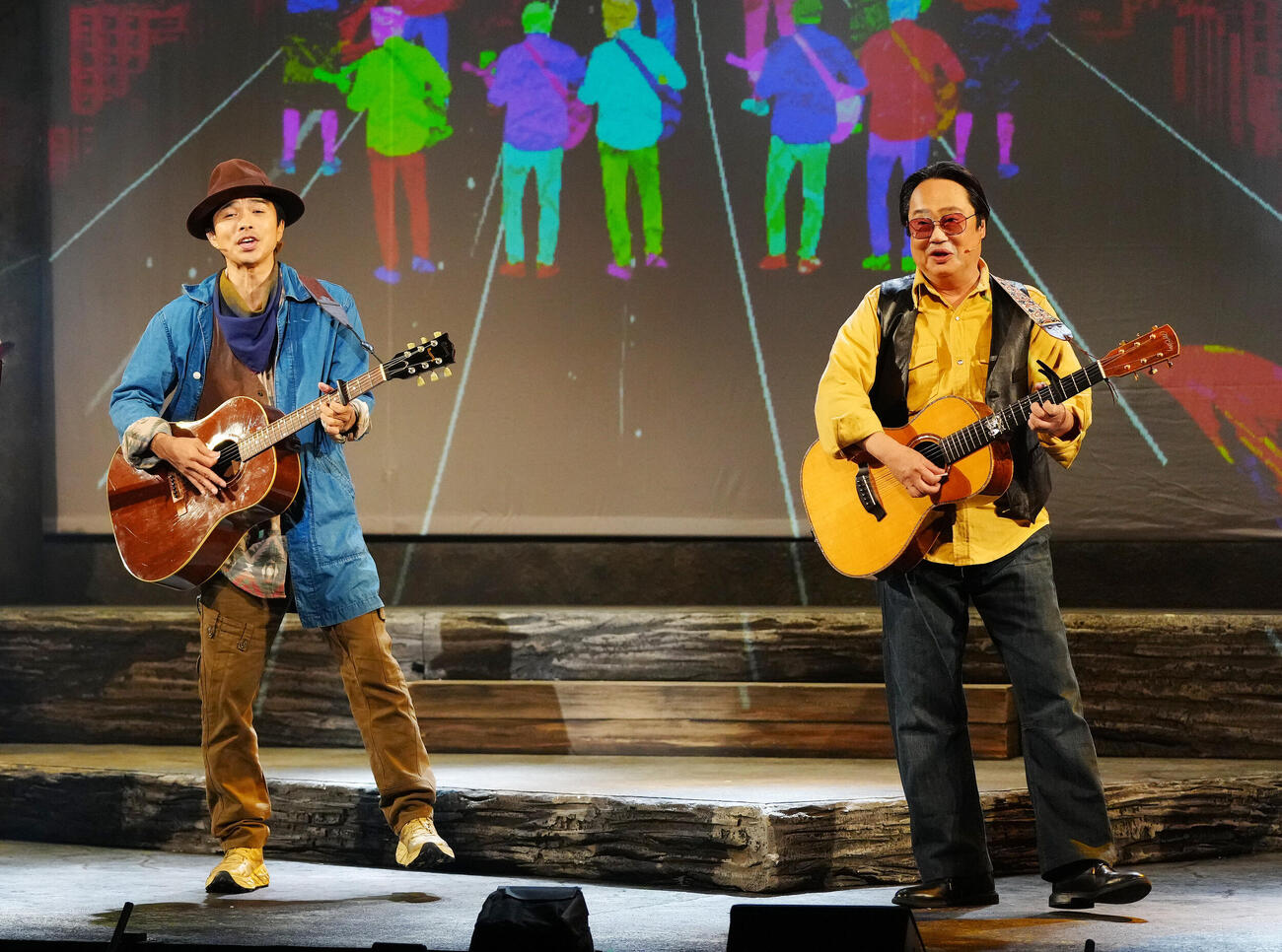 舞台「世界の終わりかけとスリーコード」の公開ゲネプロで演じる井ノ原快彦（左）と六角精児（撮影・江口和貴）