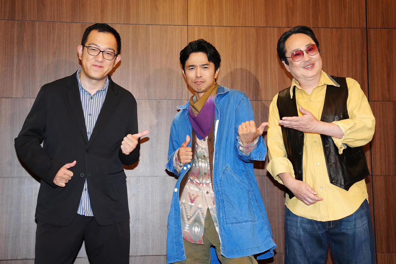 舞台「世界の終わりかけとスリーコード」の取材会で写真に納まる井ノ原快彦（中央）と六角精児（右）。左は演出の上田誠氏（撮影・江口和貴）