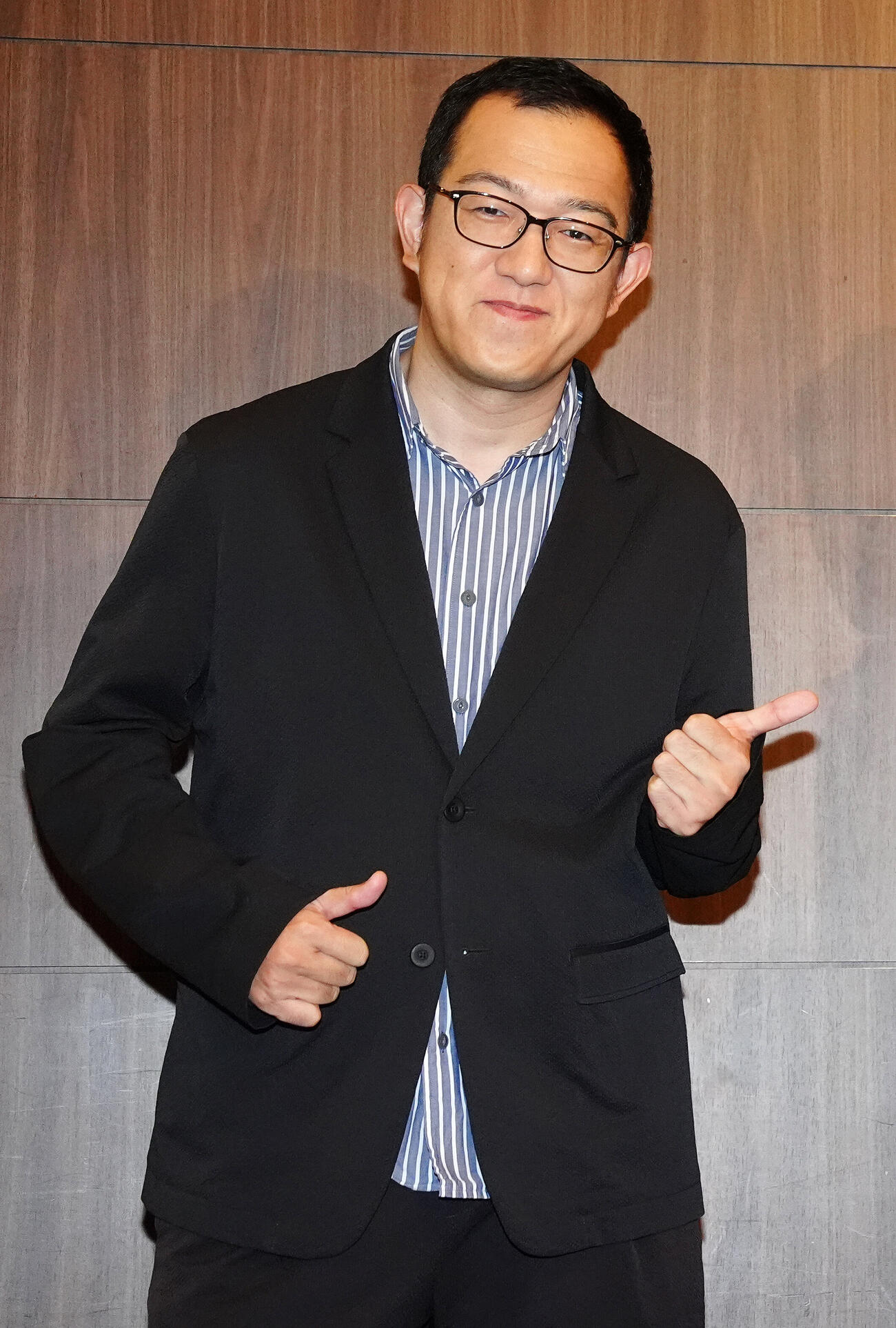 舞台「世界の終わりかけとスリーコード」の取材会で写真に納まる演出の上田誠氏（撮影・江口和貴）