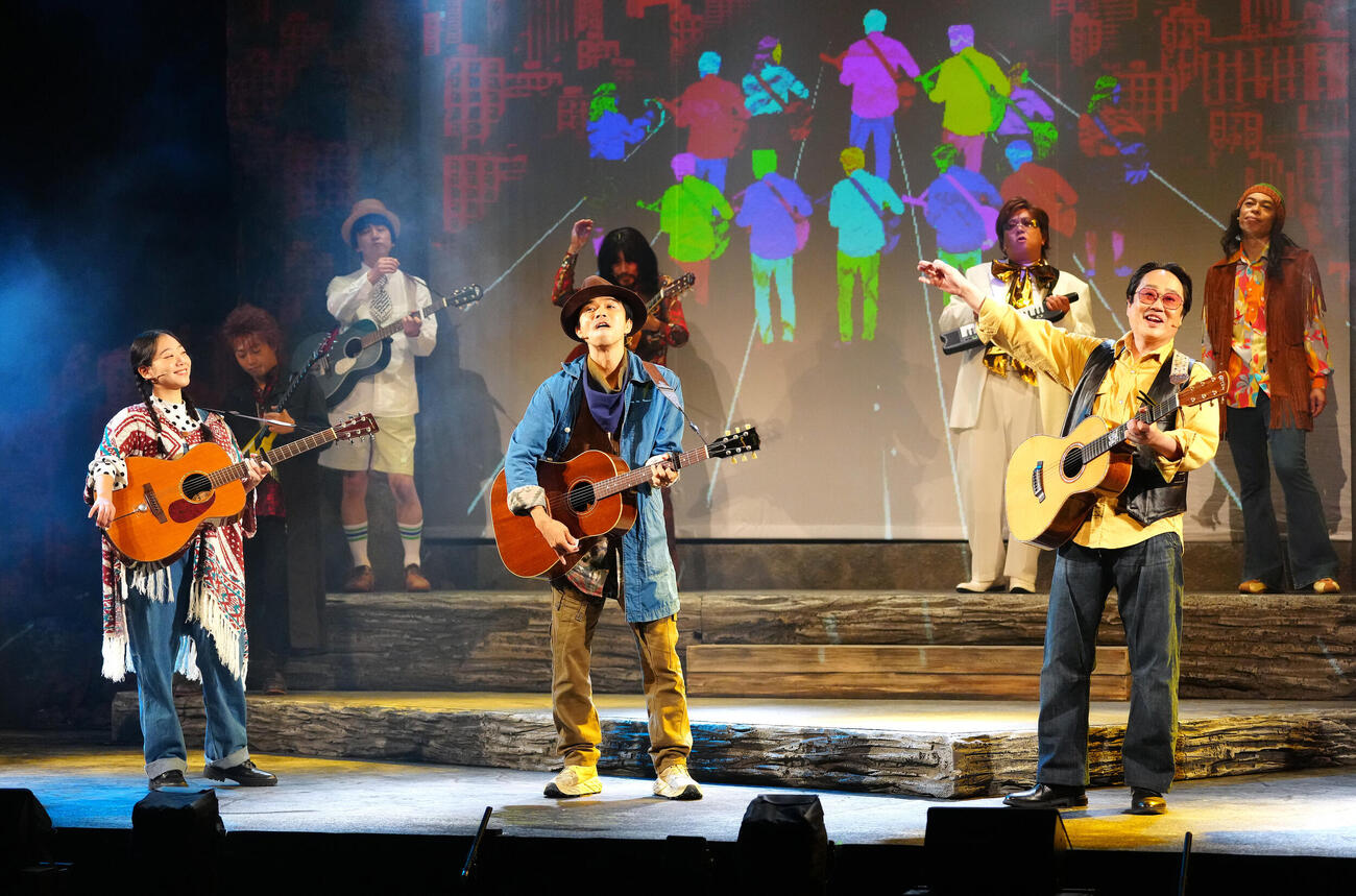 舞台「世界の終わりかけとスリーコード」の公開ゲネプロで演じる井ノ原快彦（手前中央）ら。同右は六角精児、同左は藤谷理子（撮影・江口和貴）