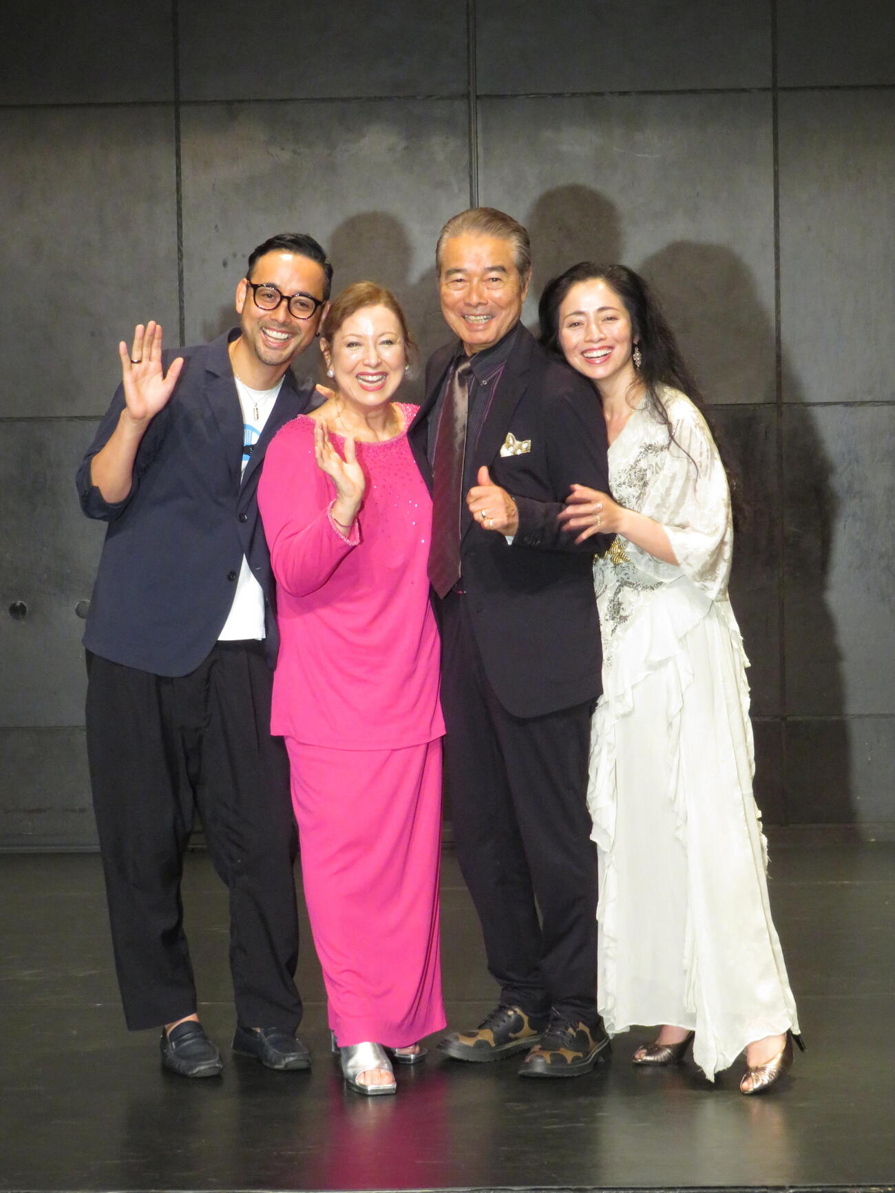 勝野劇団公演VOL11「すなっく　ラ・ボエーム～愛されるより、愛せよ～」制作発表に出席した、左から洋輔、キャシー中島、勝野洋、勝野雅奈恵（撮影・村上幸将）