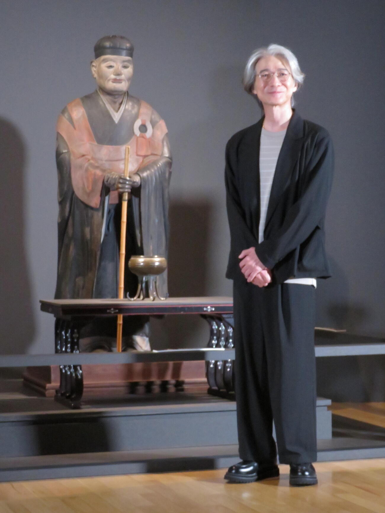 開創700年記念　特別展「大徳寺　本朝無双之禅苑」取材会で、千利休立像と並ぶ吉岡秀隆（撮影・村上幸将）