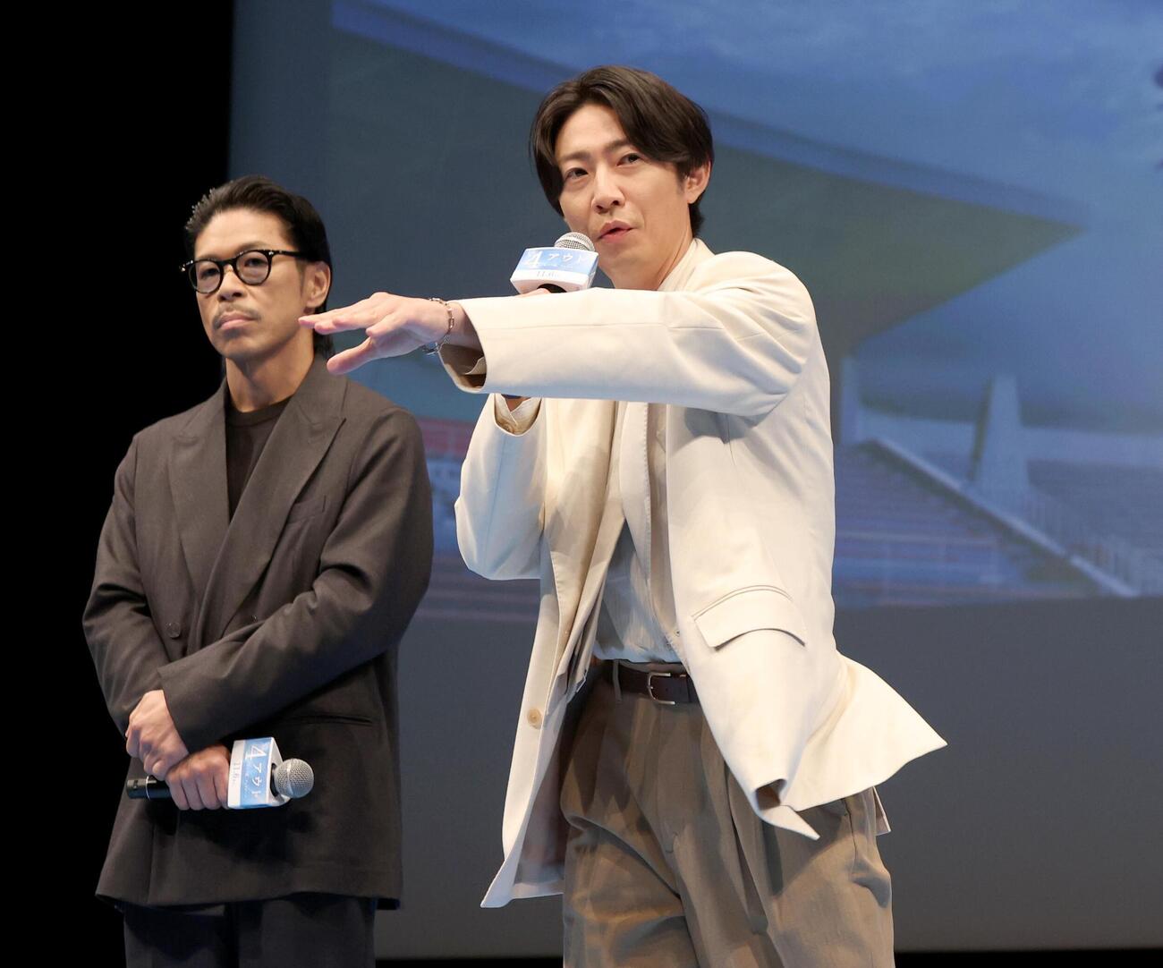 映画「4アウト－もう一度、プレーボール－」完成披露舞台あいさつでトークする相葉雅紀（右）と松本利夫（撮影・黒川智章）
