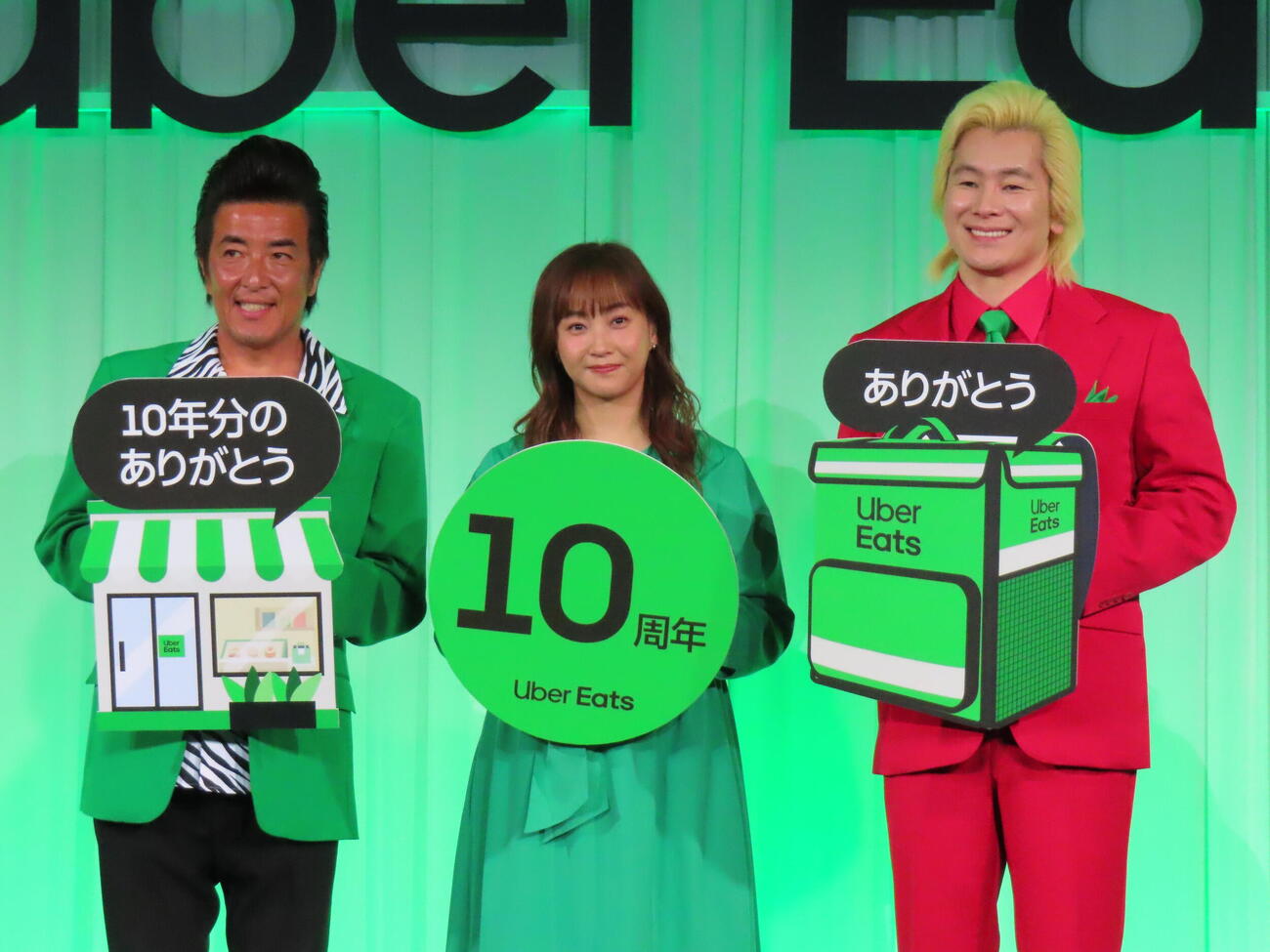 Uber Eats Japan10周年記者発表会に登壇した、左からTAIGA、藤本美貴、カズレーザー（撮影・鎌田良美）