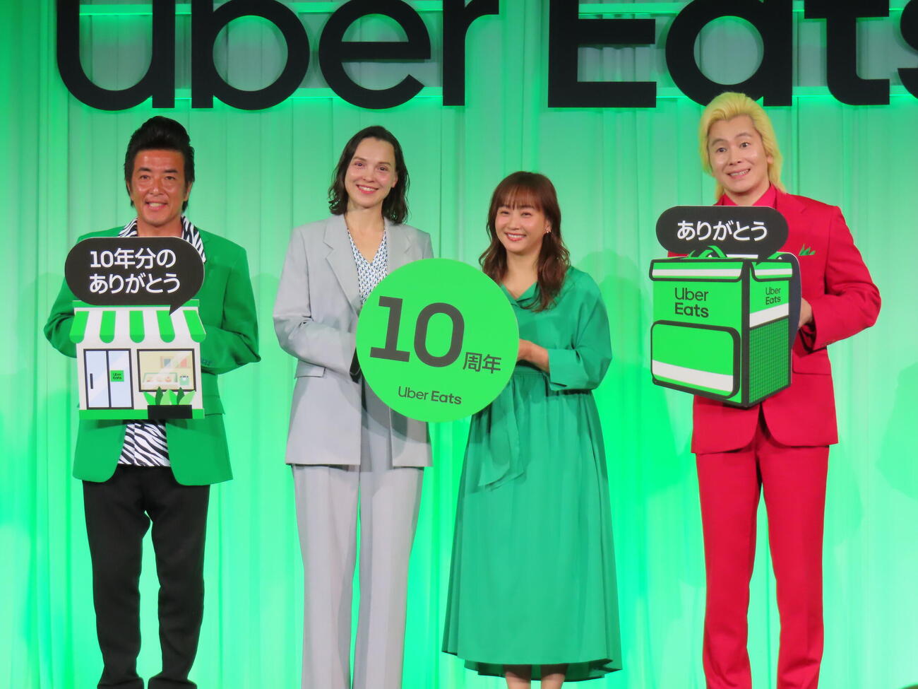 Uber Eats Japan10周年記者発表会に登壇した、左からTAIGA、ひとりとんで藤本美貴、カズレーザー（撮影・鎌田良美）