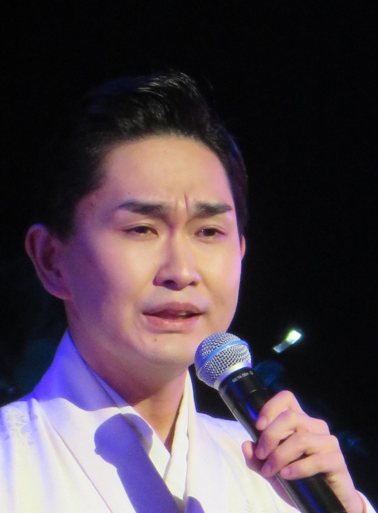 浜圭介氏の作曲家生活60周年記念の「リスペクトコンサート」で歌唱する彩青（撮影・松本久）