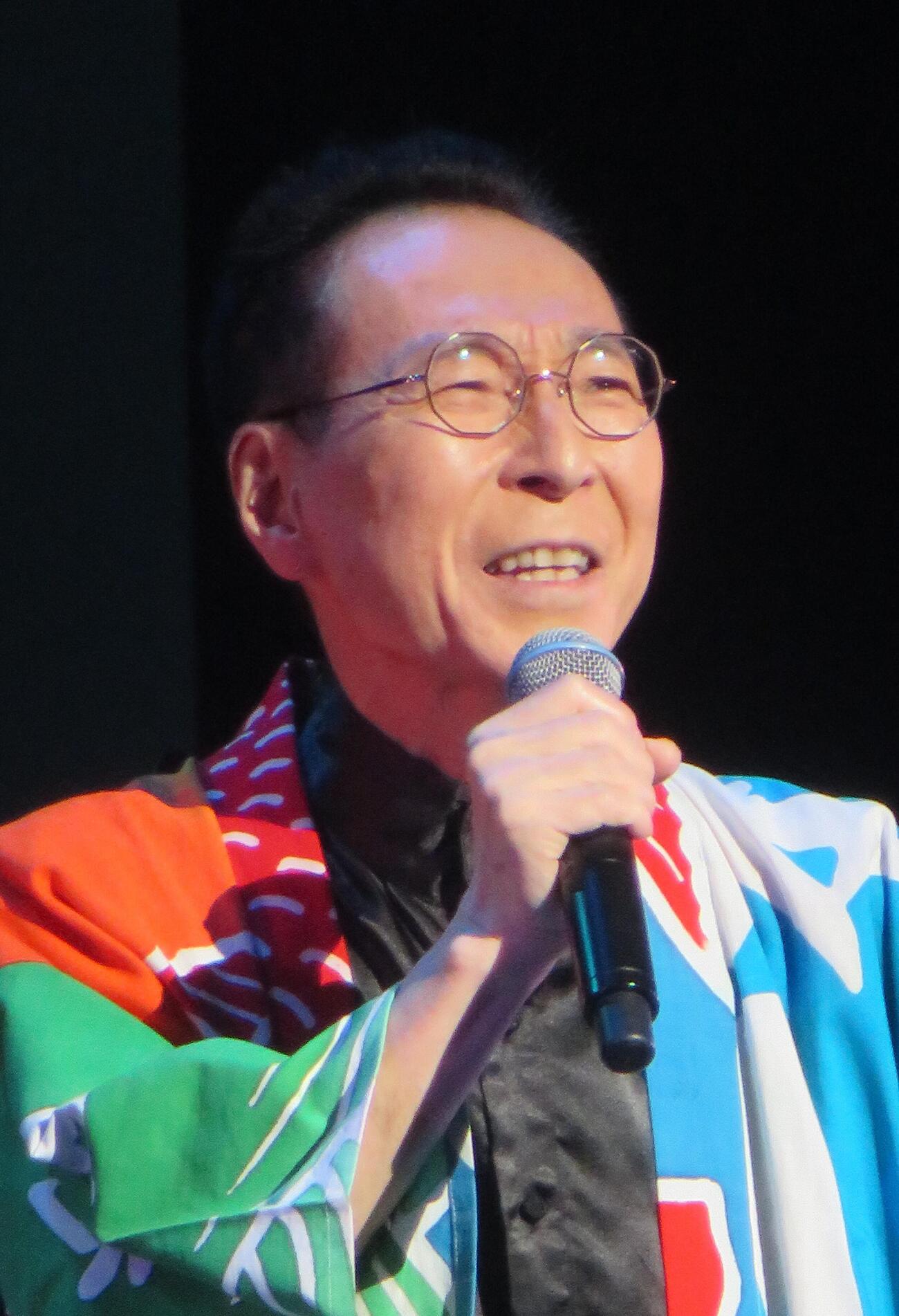 浜圭介氏の作曲家生活60周年記念の「リスペクトコンサート」で歌唱する成世昌平（撮影・松本久）