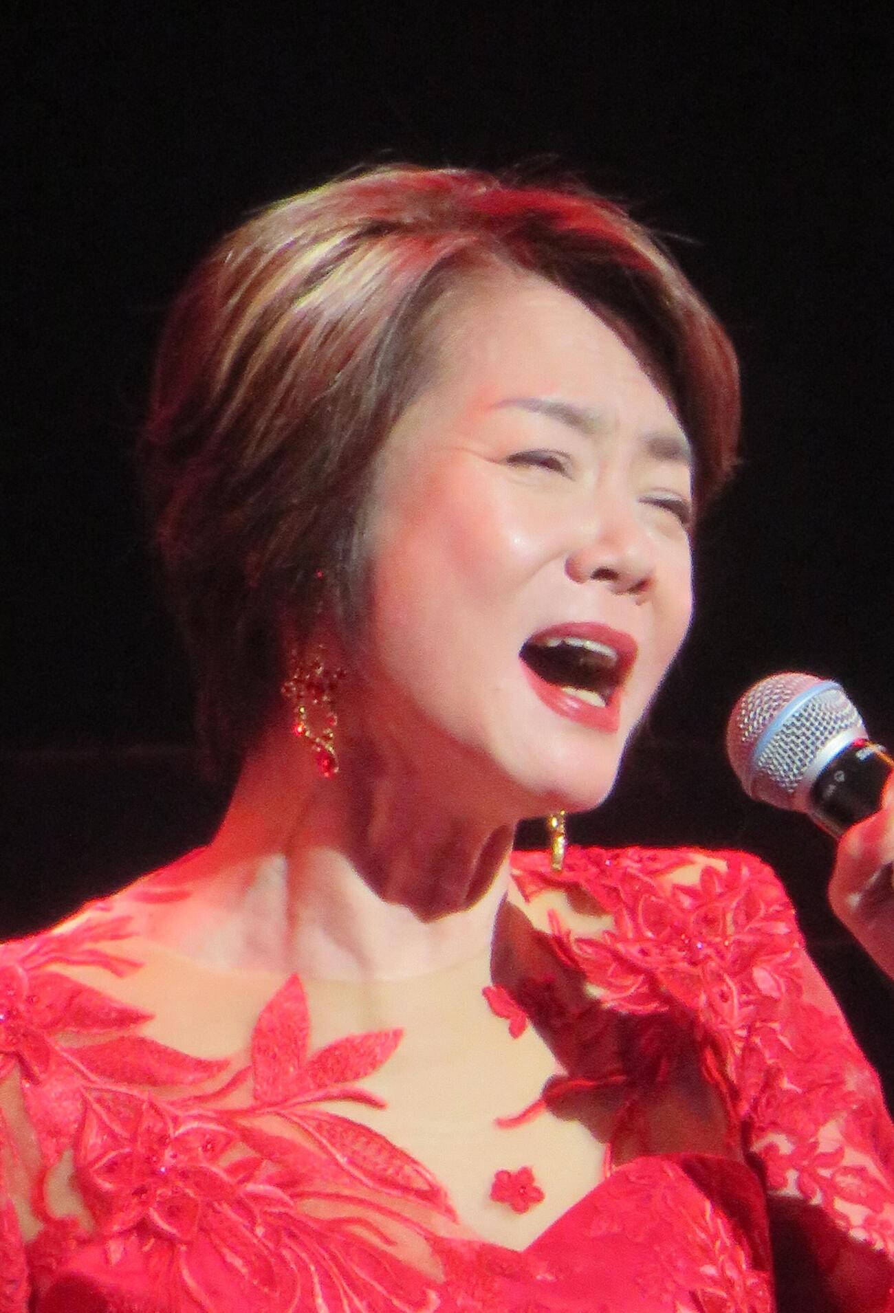 浜圭介氏の作曲家生活60周年記念の「リスペクトコンサート」で歌唱する香西かおり（撮影・松本久）