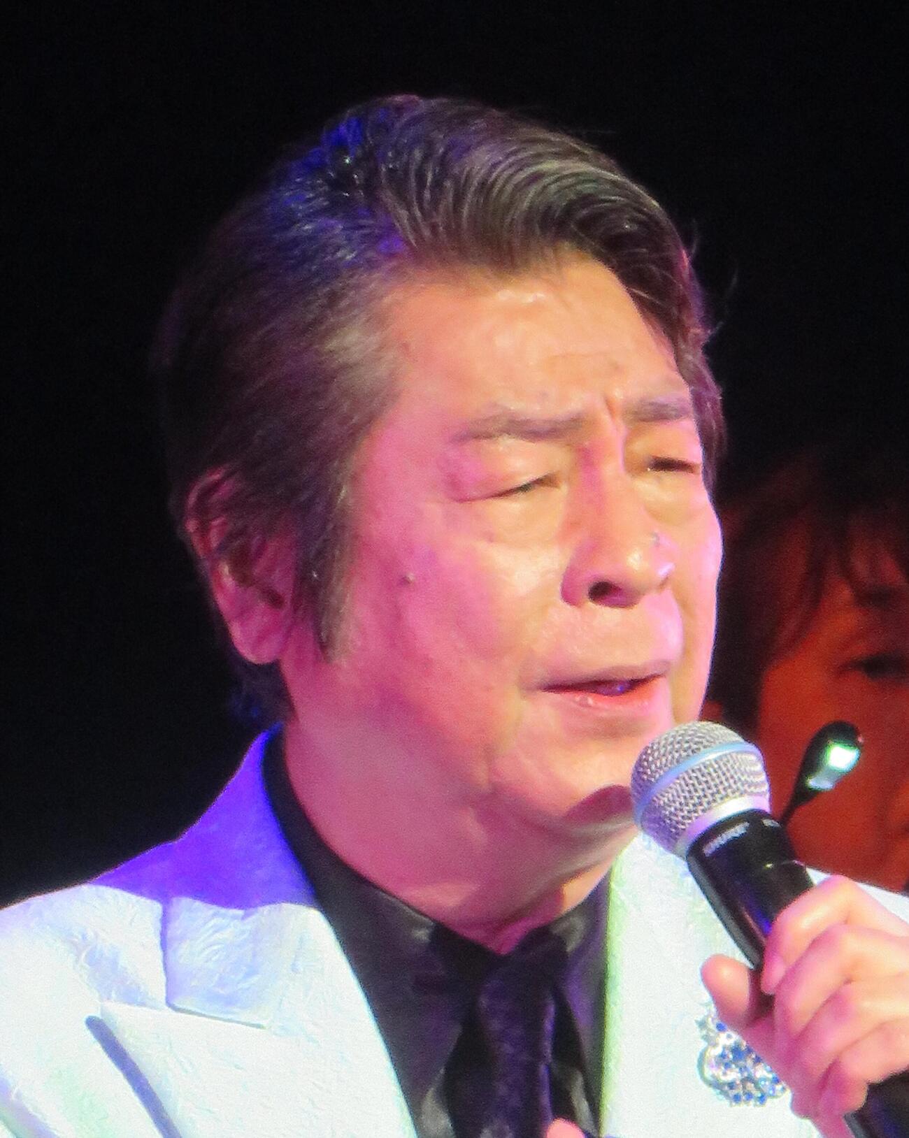 浜圭介氏の作曲家生活60周年記念の「リスペクトコンサート」で歌唱す森本英世（撮影・松本久）