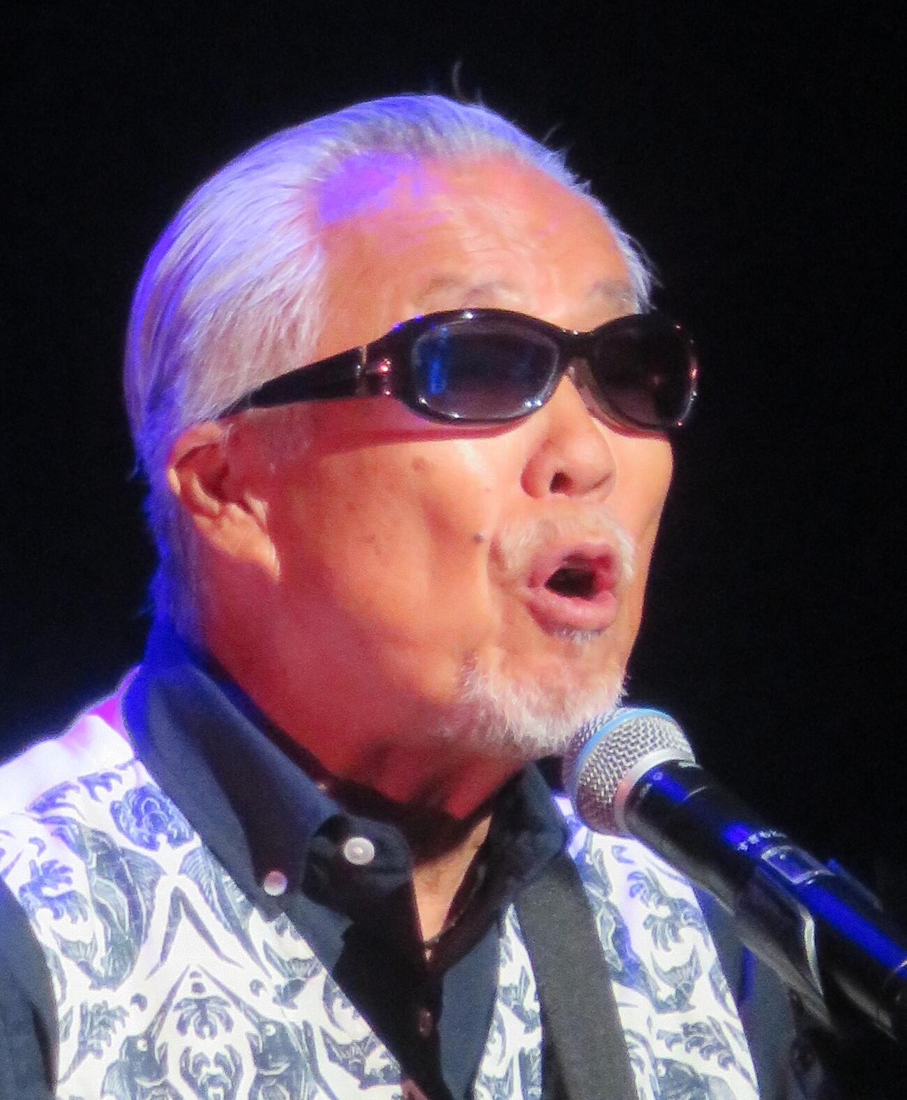 浜圭介氏の作曲家生活60周年記念の「リスペクトコンサート」で歌唱す、すぎもとまさと（撮影・松本久）