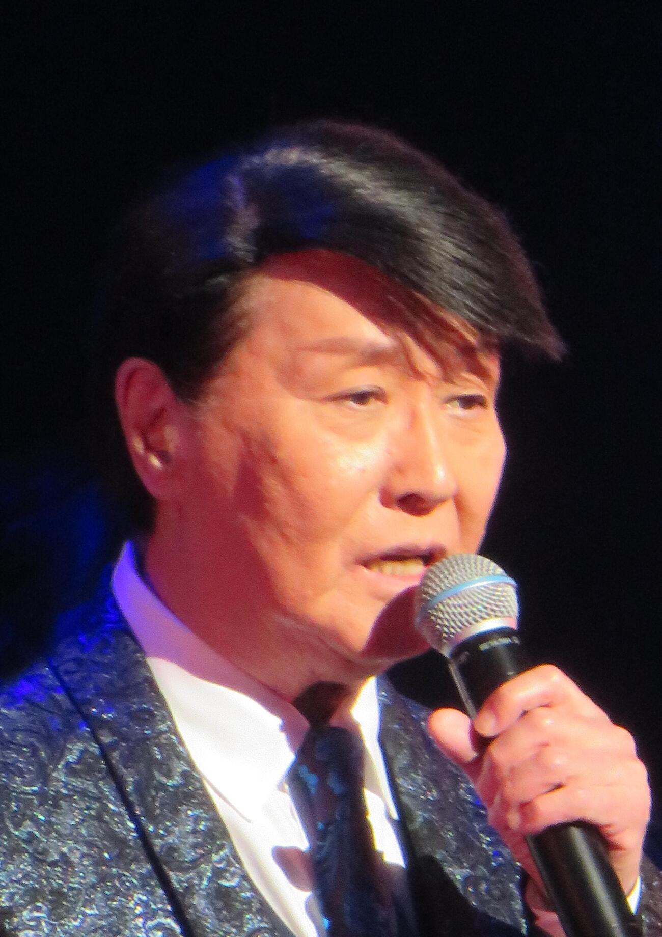浜圭介氏の作曲家生活60周年記念の「リスペクトコンサート」で歌唱する三善英史（撮影・松本久）