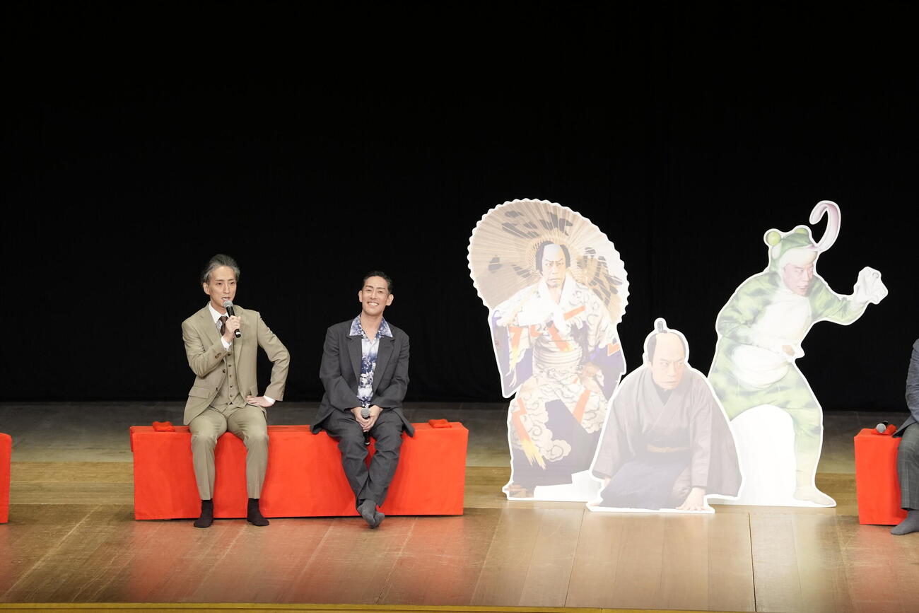 「四世片岡亀蔵を囲む会」で片岡亀蔵さんについて語る中村七之助（左）、中村勘九郎