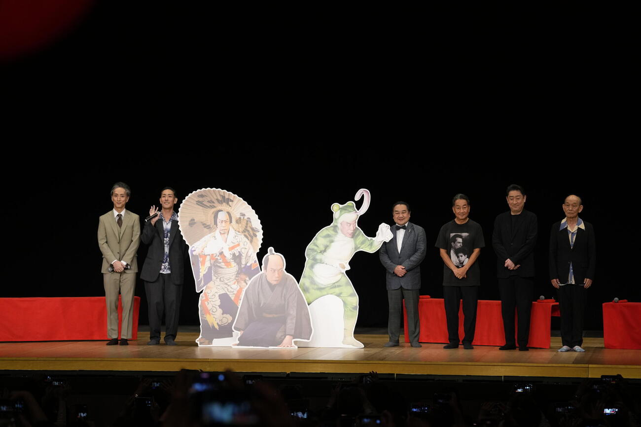 「四世片岡亀蔵を囲む会」に出演した、左から中村七之助、中村勘九郎、中村鴈治郎、中村扇雀、中村芝翫、笹野高史