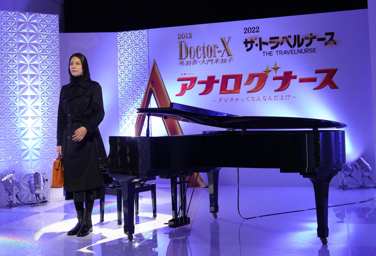 会見に登場し、ピアノ演奏を披露した松下奈緒（撮影・足立雅史）