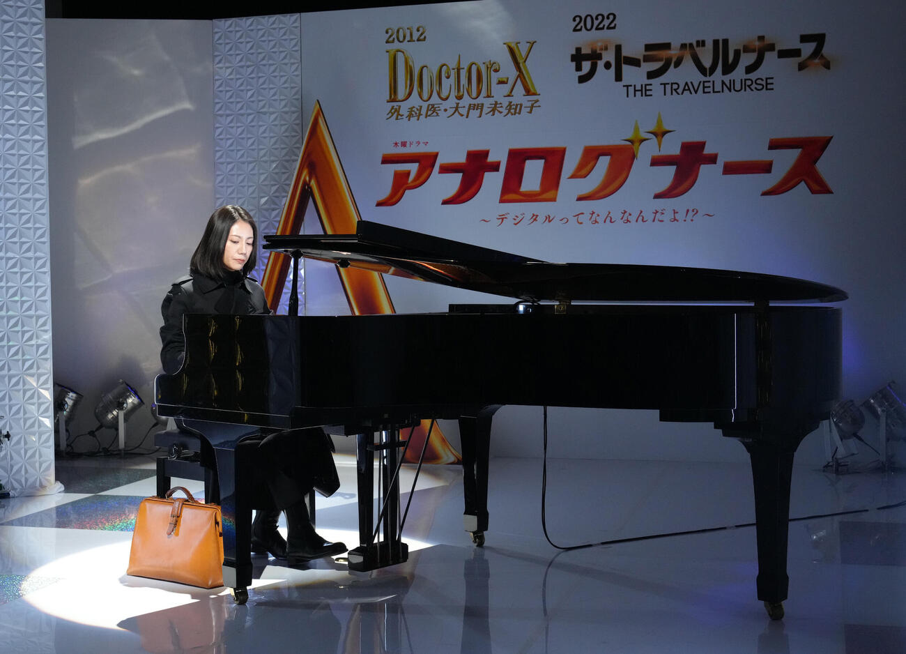 会見に登場し、ピアノ演奏を披露する松下奈緒（撮影・足立雅史）