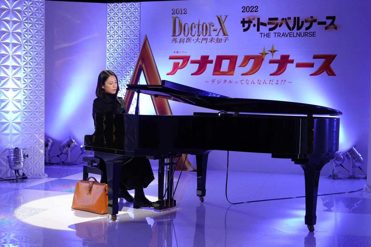 会見に登場し、ピアノ演奏を披露する松下奈緒（撮影・足立雅史）