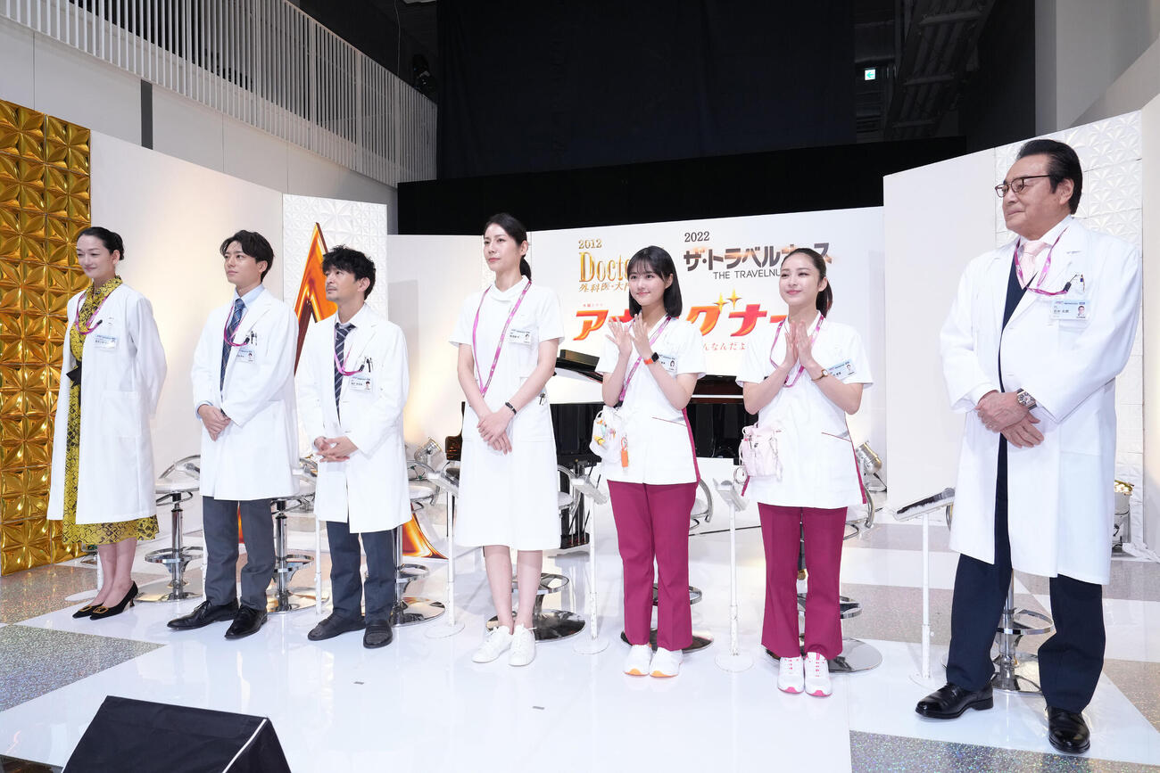 会見に登場した、左から冨永愛、井上祐貴、津田健次郎、松下奈緒、原菜乃華、平祐奈、高橋英樹（撮影・足立雅史）