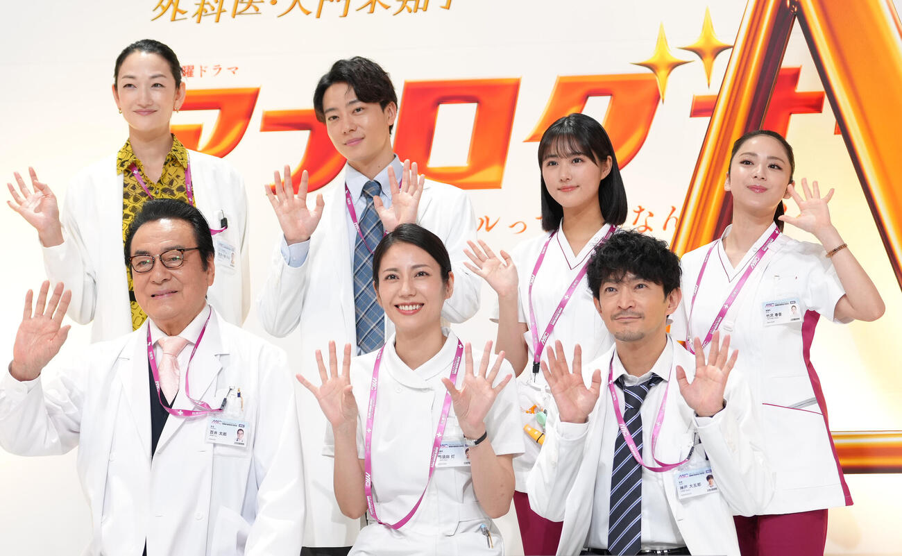 フォトセッションで笑顔を見せる、前列左から高橋英樹、松下奈緒、津田健次郎、後列左から冨永愛、井上祐貴、原菜乃華、平祐奈（撮影・足立雅史）