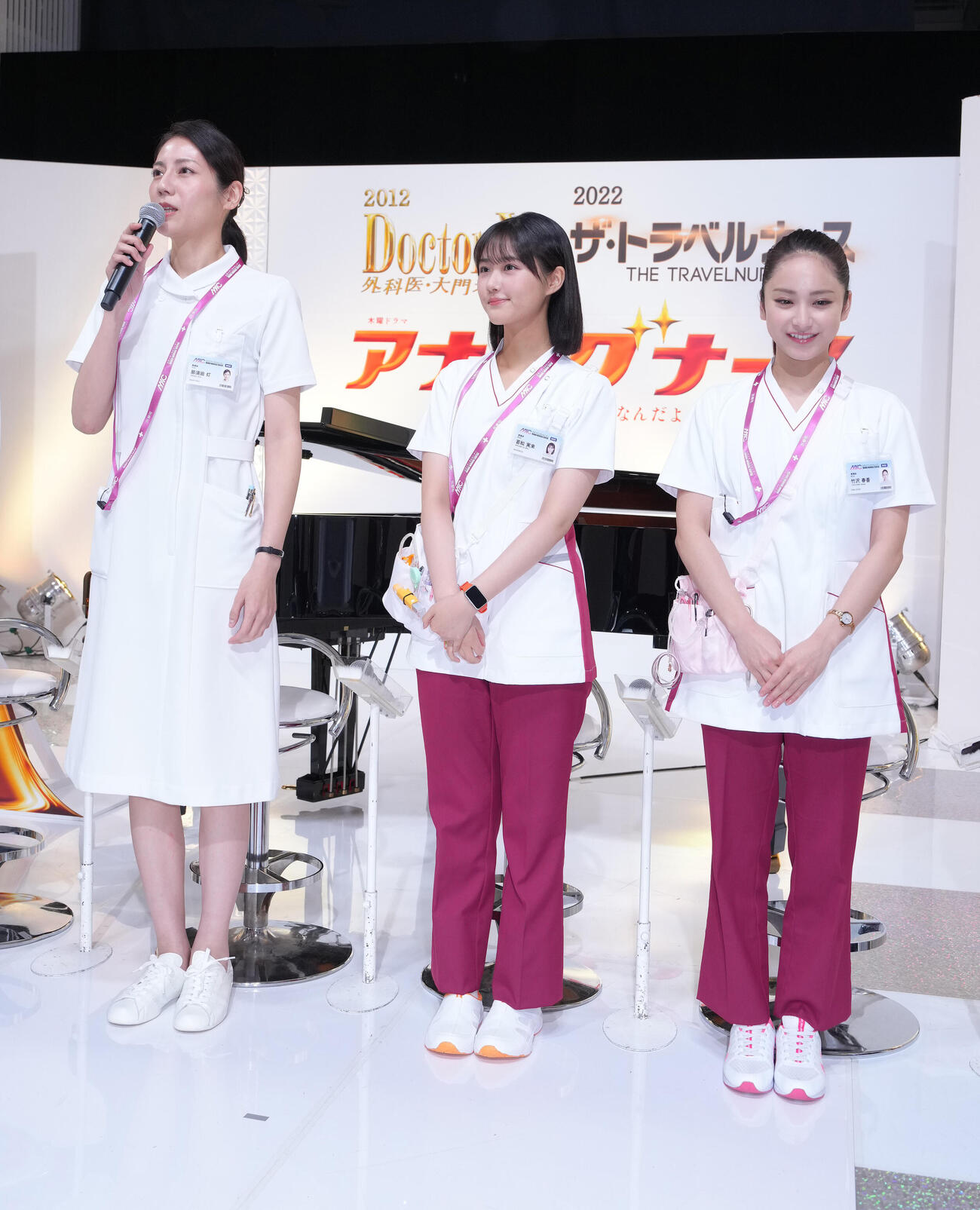 会見に登場した、左から松下奈緒、原菜乃華、平祐奈（撮影・足立雅史）