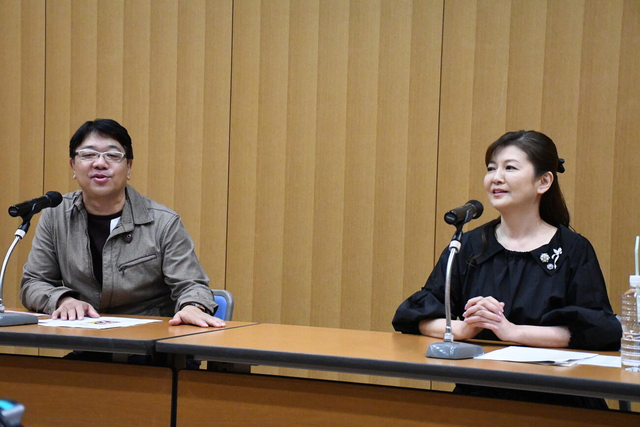 舞台「トラックが着かない！」の取材会に出席した南野陽子（右）と土田英生氏（撮影・阪口孝志）