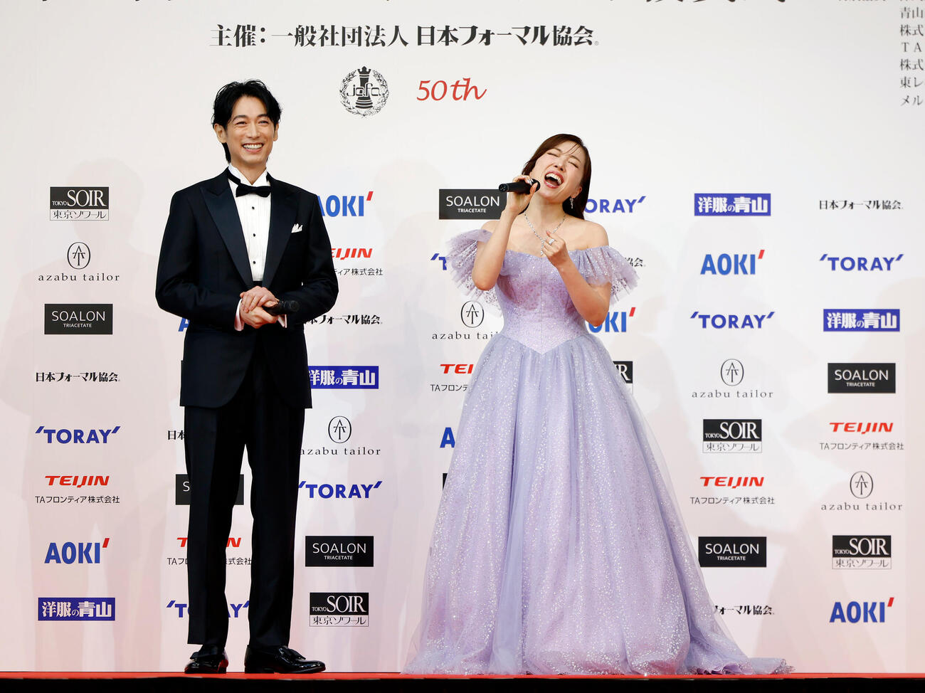歌唱する平原綾香（右）と笑顔を見せるディーン・フジオカ（撮影・山本朝陽）