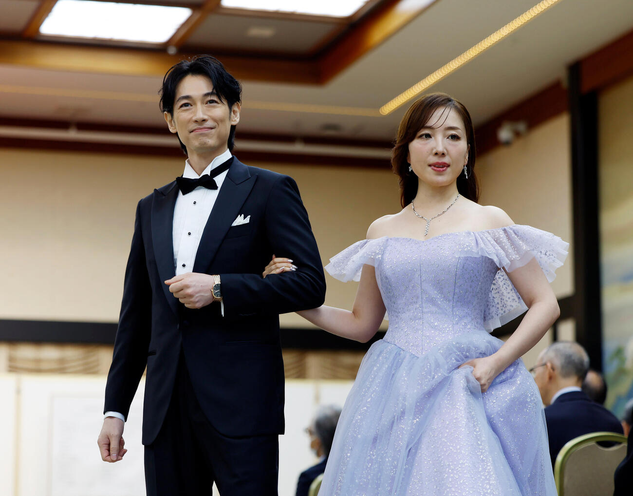 登壇し、会場を歩くディーン・フジオカ（左）と平原綾香（撮影・山本朝陽）