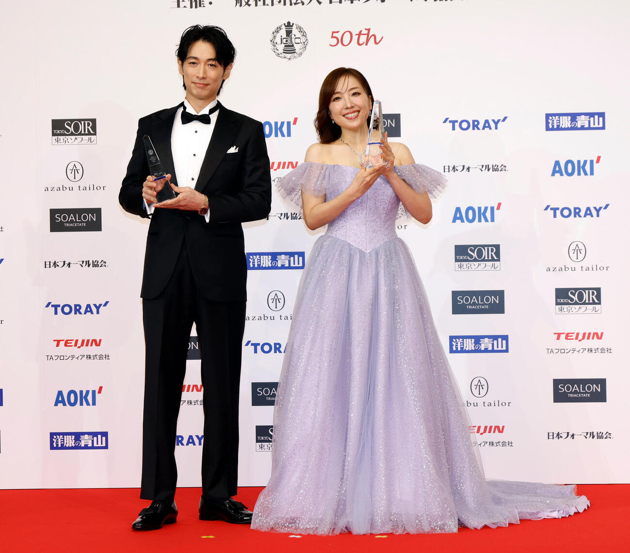 フォトセッションを行うディーン・フジオカ（左）と平原綾香（撮影・山本朝陽）