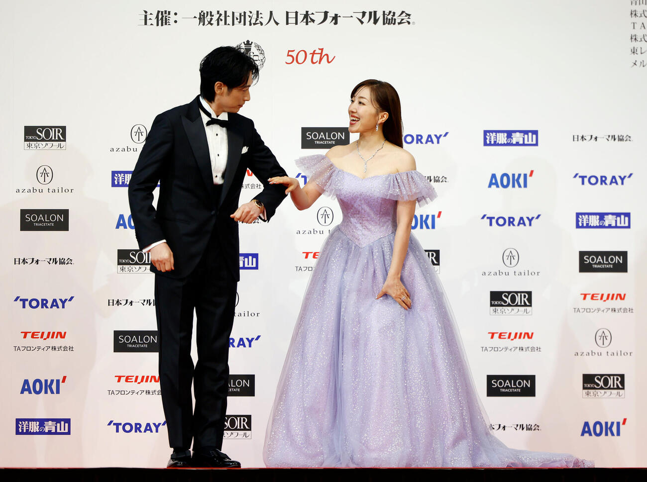 登壇し、笑顔を見せるディーン・フジオカ（左）と平原綾香（撮影・山本朝陽）