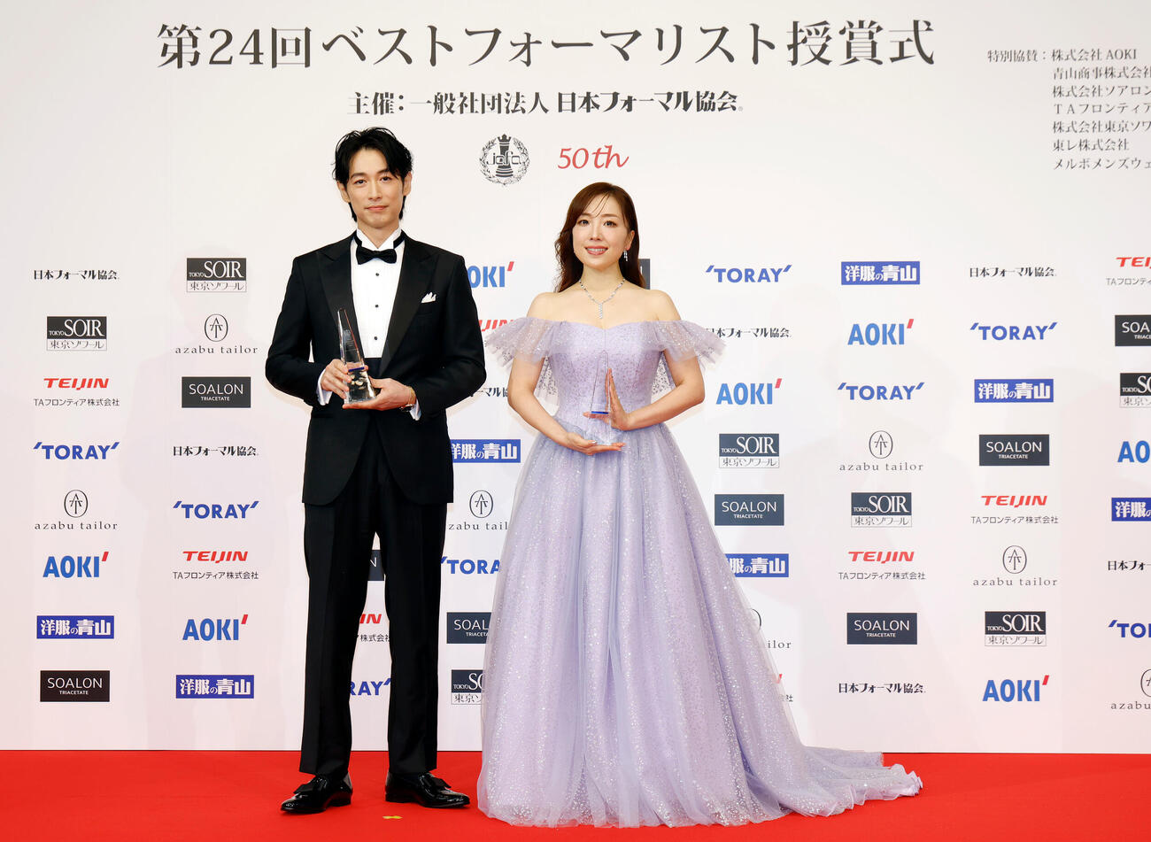 フォトセッションを行うディーン・フジオカ（左）と平原綾香（撮影・山本朝陽）