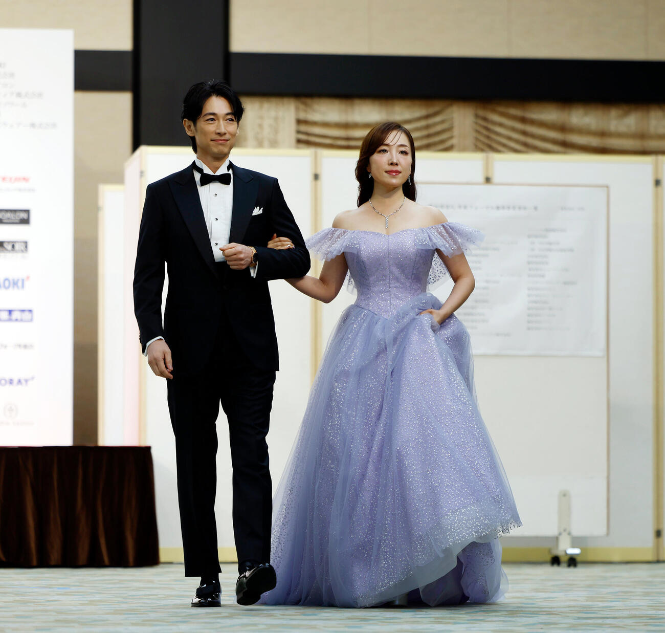 登壇し、会場を歩くディーン・フジオカ（左）と平原綾香（撮影・山本朝陽）
