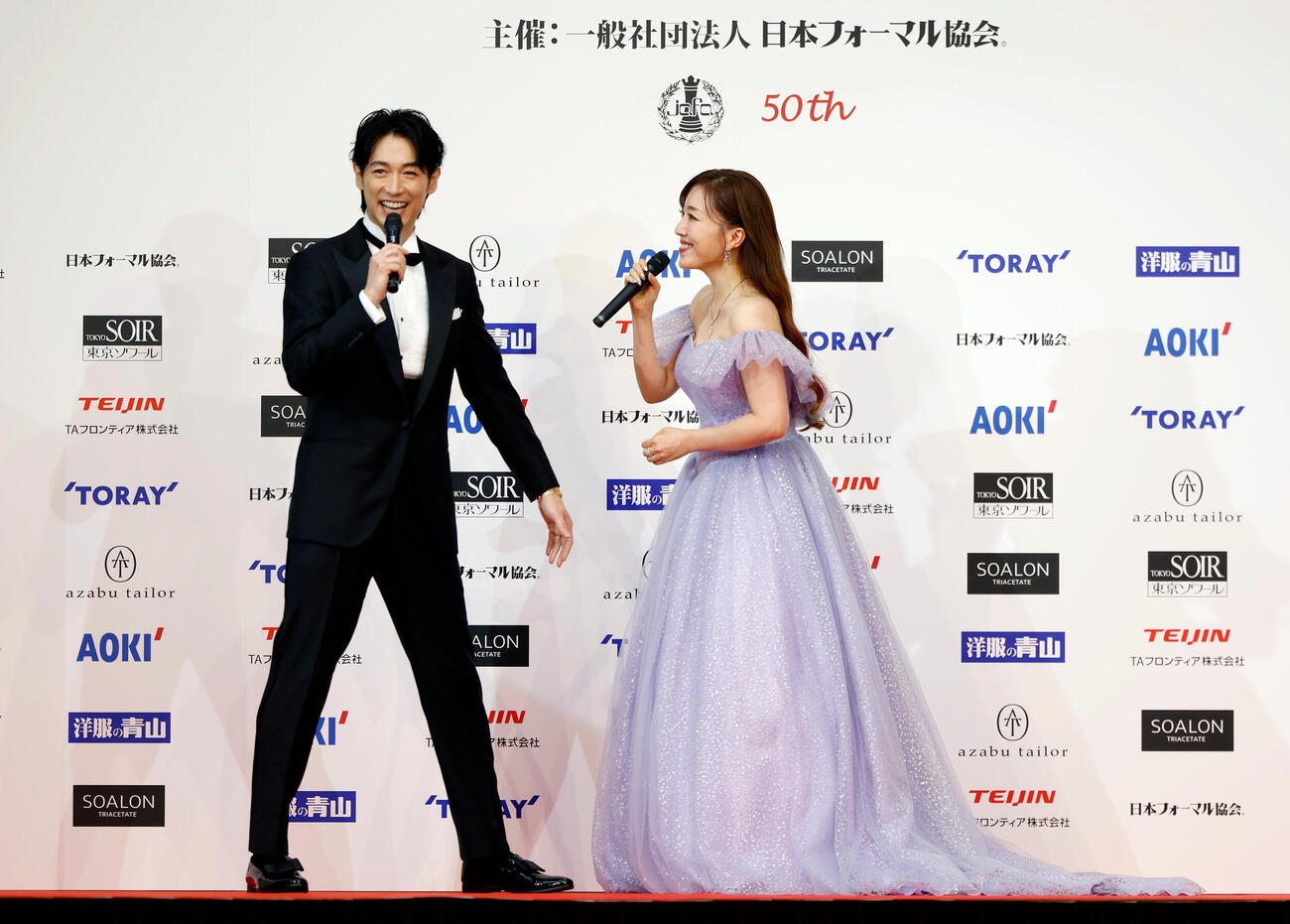 登壇し、笑顔で話すディーン・フジオカ（左）と平原綾香（撮影・山本朝陽）