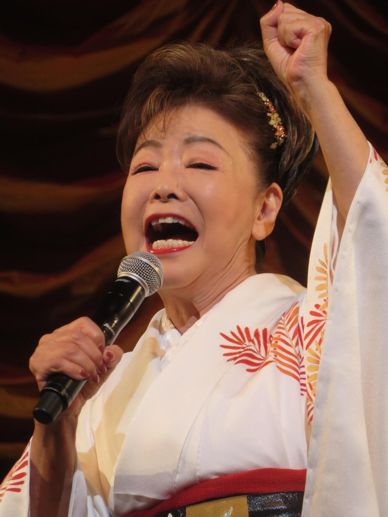 デビュー40周年記念コンサートを行った中村美律子（撮影・松本久）