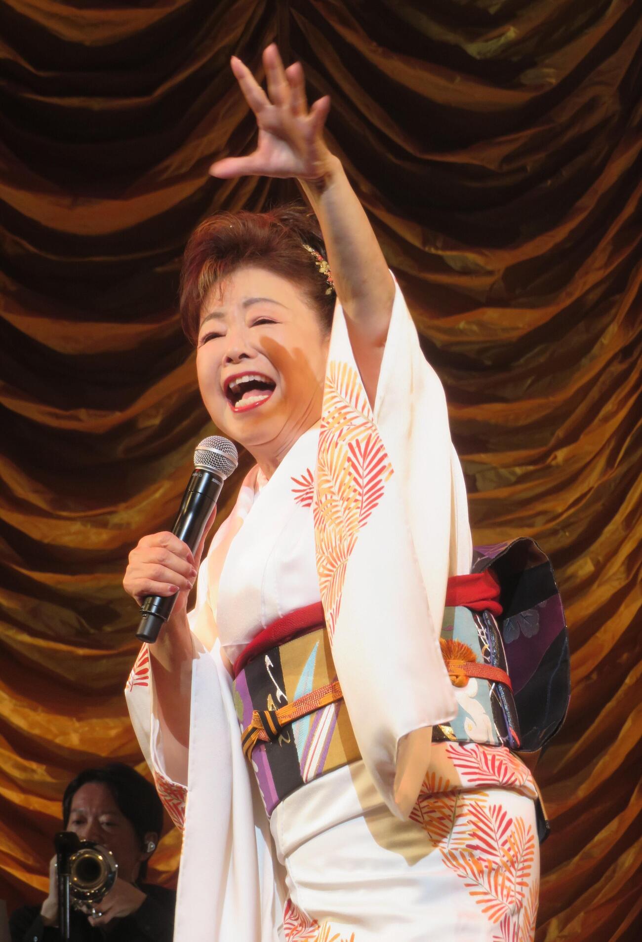 デビュー40周年記念コンサートを行った中村美律子（撮影・松本久）