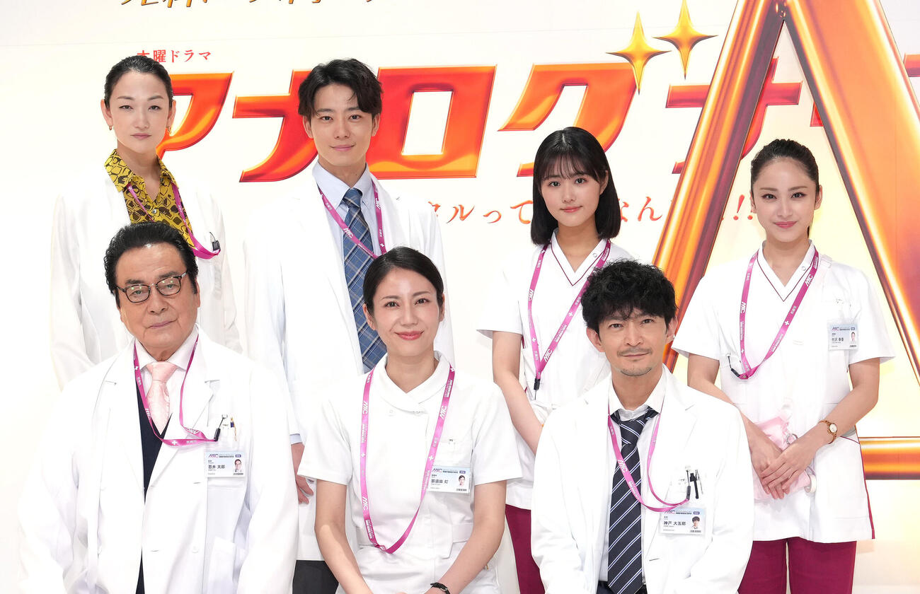 フォトセッションで笑顔を見せる、前列左から高橋英樹、松下奈緒、津田健次郎、後列左から冨永愛、井上祐貴、原菜乃華、平祐奈（撮影・足立雅史）