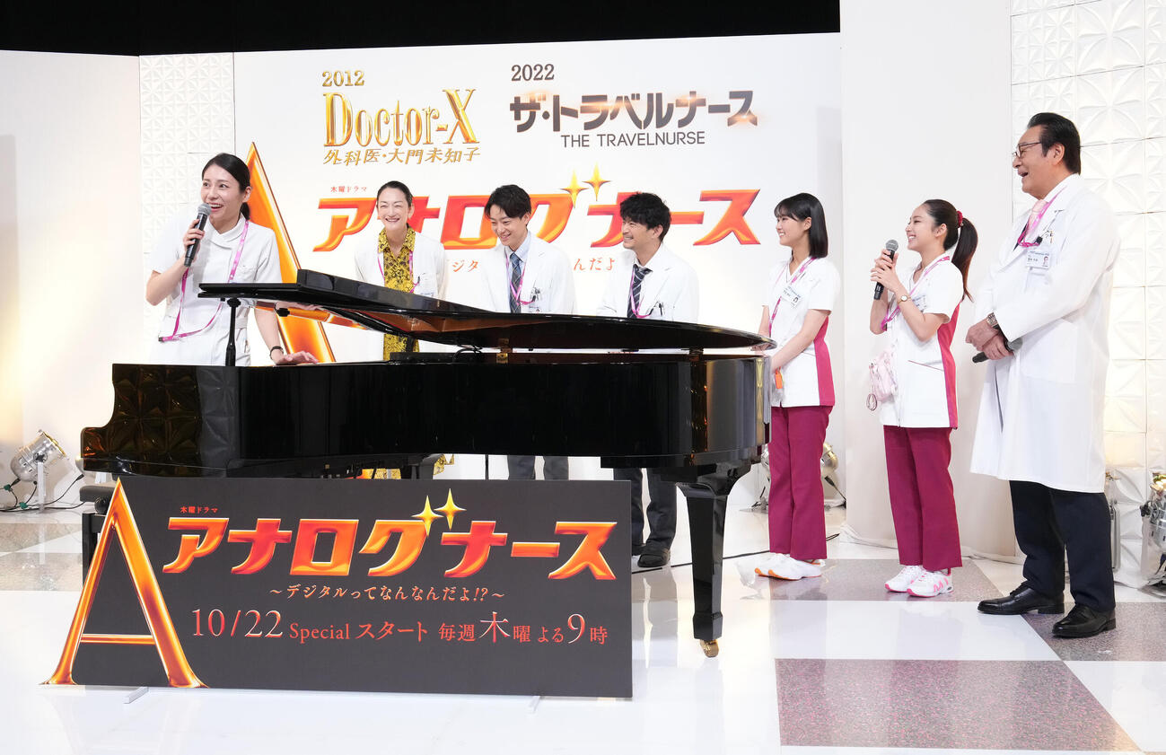 共演者の前でピアノ演奏を披露し、笑顔を見せる松下奈緒（左端）（撮影・足立雅史）