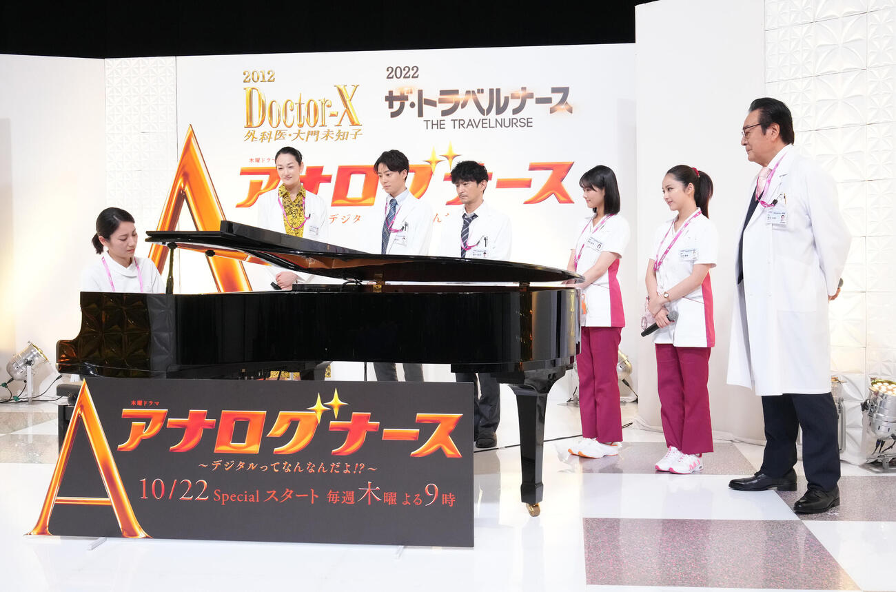 共演者の前でピアノ演奏を披露した松下奈緒（左端）（撮影・足立雅史）