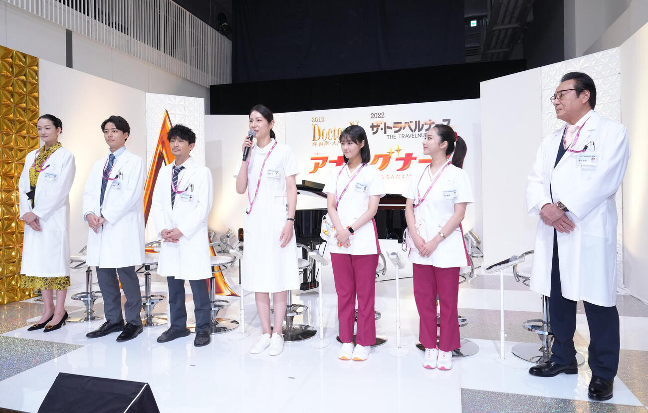 会見に登場した、左から冨永愛、井上祐貴、津田健次郎、松下奈緒、原菜乃華、平祐奈、高橋英樹（撮影・足立雅史）