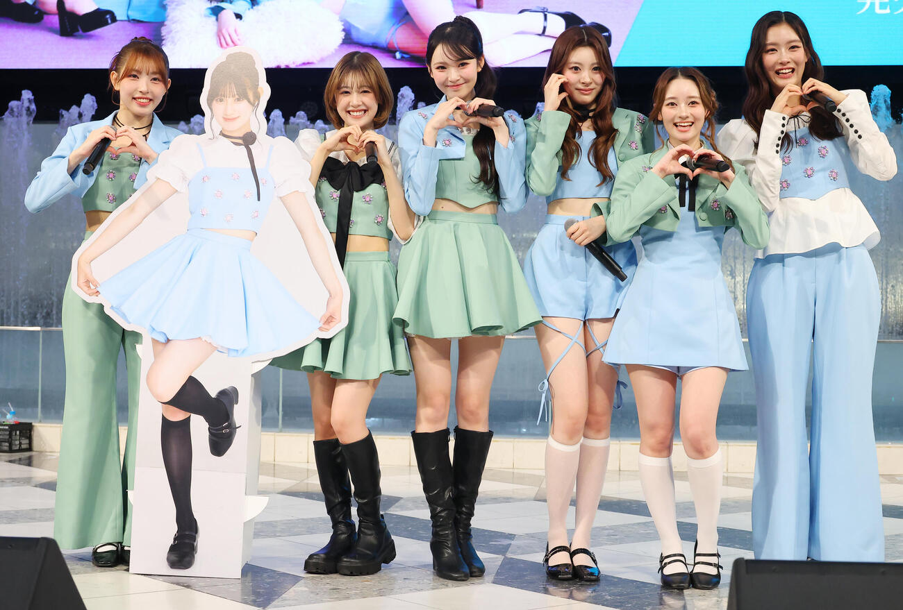 メジャー1stシングル発売記念イベントを行ったMISS MERCY。左からSHUKA、SARA（パネル）、ION、KAREN、COCONA、MIYU、YUKI（撮影・中島郁夫）