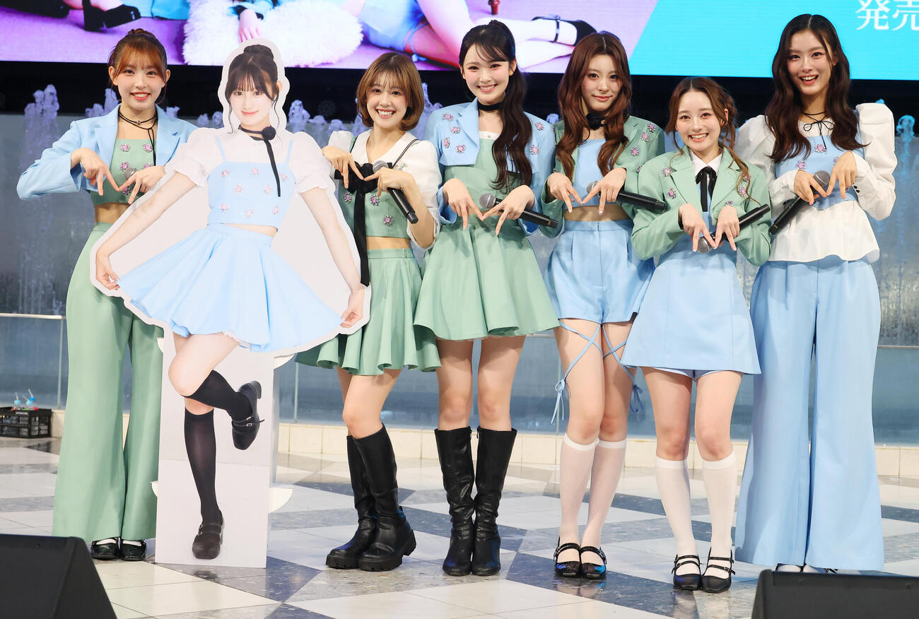 メジャー1stシングル発売記念イベントを行ったMISS MERCY。左からSHUKA、SARA（パネル）、ION、KAREN、COCONA、MIYU、YUKI（撮影・中島郁夫）