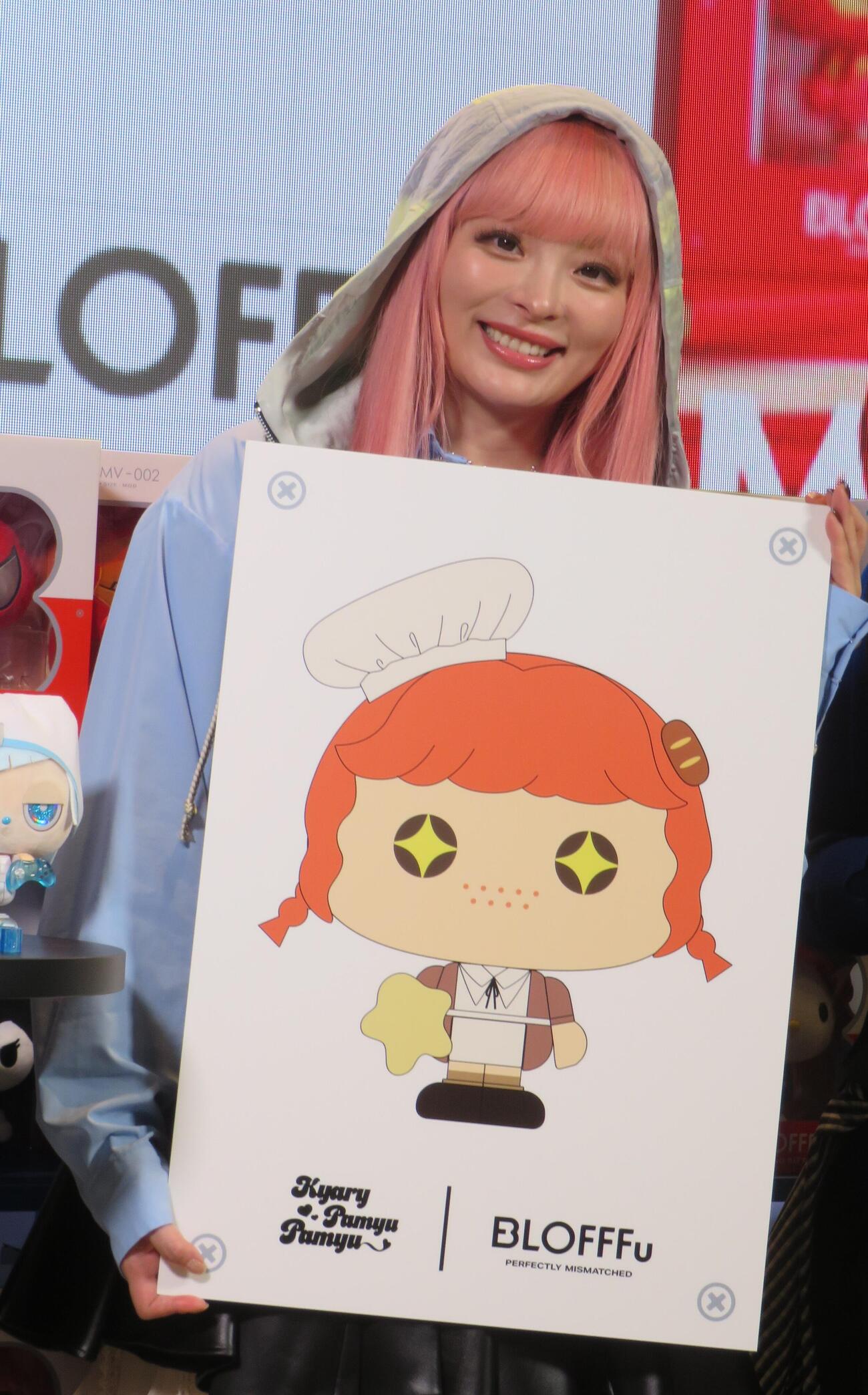 BLOFFFuとのコラボデザイン画を手に持つ、きゃりーぱみゅぱみゅ（撮影・松本久）