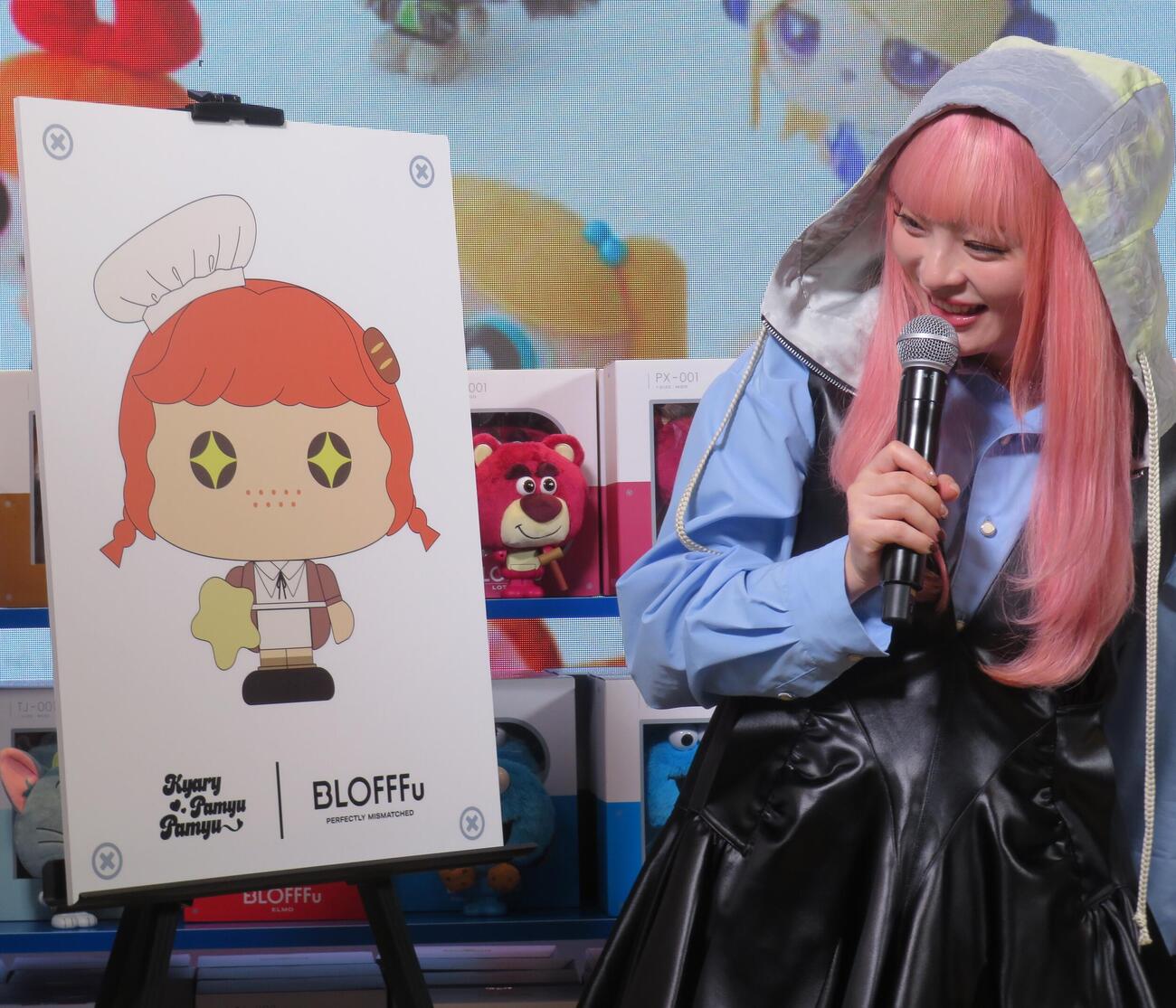 BLOFFFuとのコラボデザイン画を見る、きゃりーぱみゅぱみゅ（撮影・松本久）