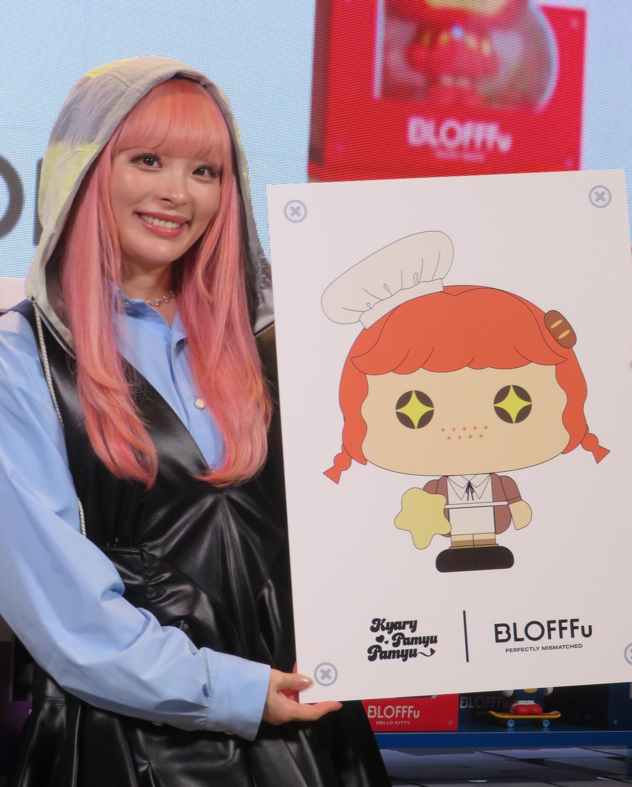 BLOFFFuとのコラボデザイン画を手に持つ、きゃりーぱみゅぱみゅ（撮影・松本久）