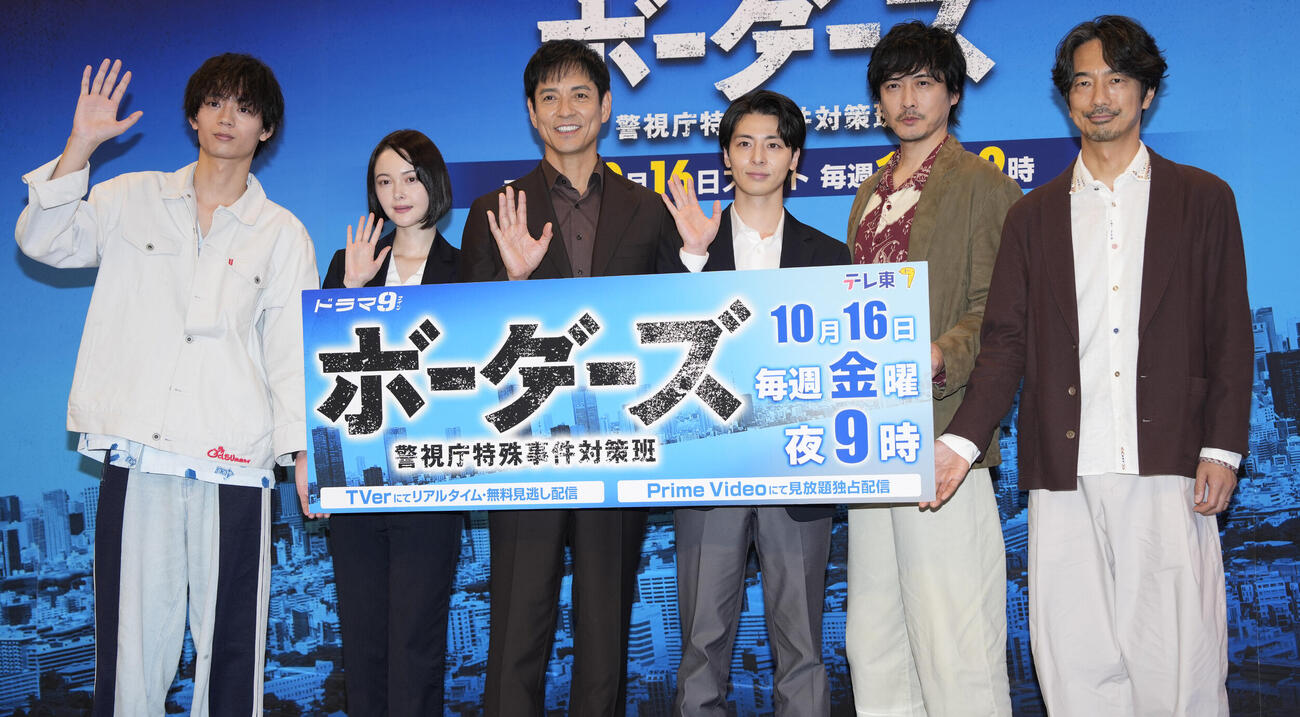 ドラマ「ボーダーズ警視庁特殊事件対策班」記者会見に登場しフォトセッションを行う、左から水沢林太郎、玉城ティナ、沢村一樹、高杉真宙、中村俊介、眞島秀和（撮影・小島史椰）