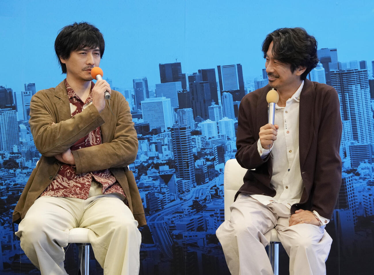 ドラマ「ボーダーズ警視庁特殊事件対策班」記者会見でトークする中村俊介（左）と眞島秀和（撮影・小島史椰）