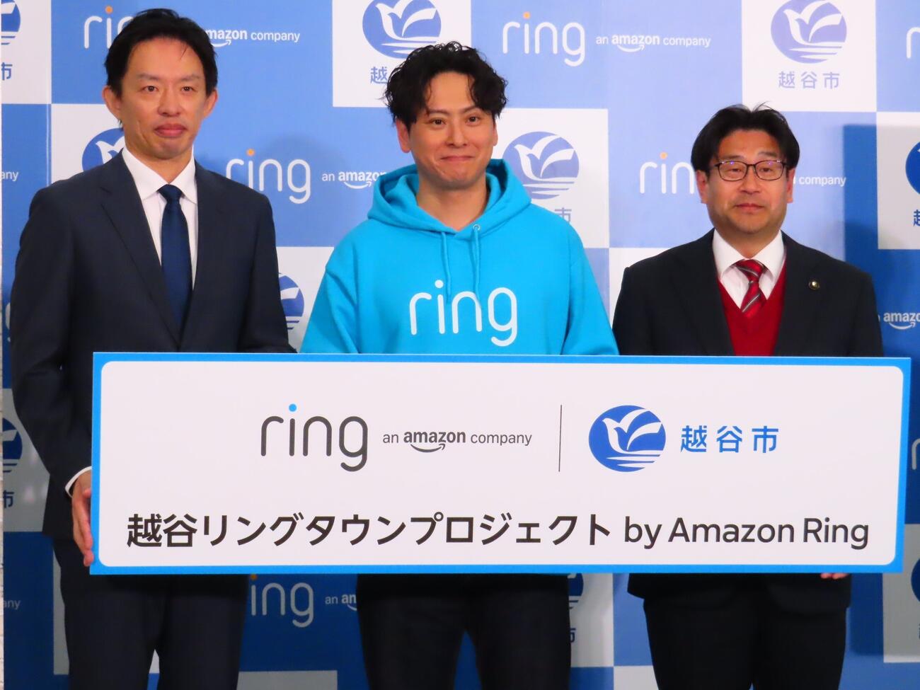 防犯ドアホンを活用した防犯対策の実証実験に関する協定締結記者発表会に出席した、左からRing事業部瀬口雄介事業開発リーダー、山下健二郎、福田晃越谷市長