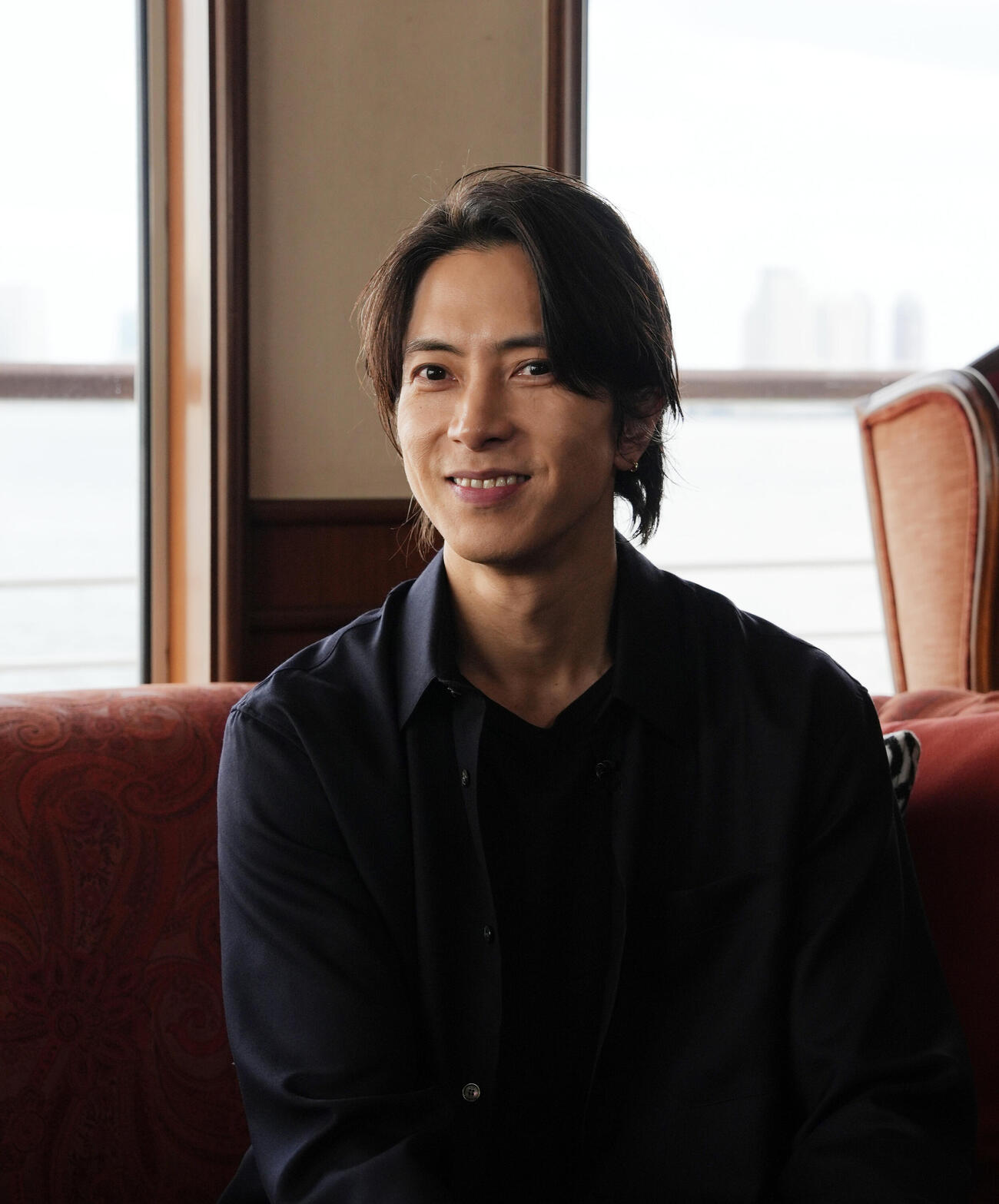 「TOMOHISA YAMASHITA Anniversary Cruise」に登場し囲み取材に応じる山下智久（撮影・小島史椰）